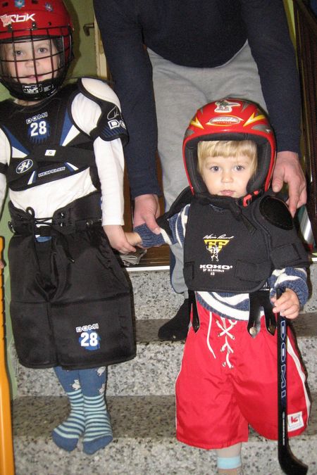 29.11.2010 - hokej učím i svého brášku